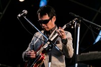 クレイジーケンバンドの新宮虎児（G, Key）。