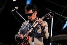 クレイジーケンバンドの新宮虎児（G, Key）。