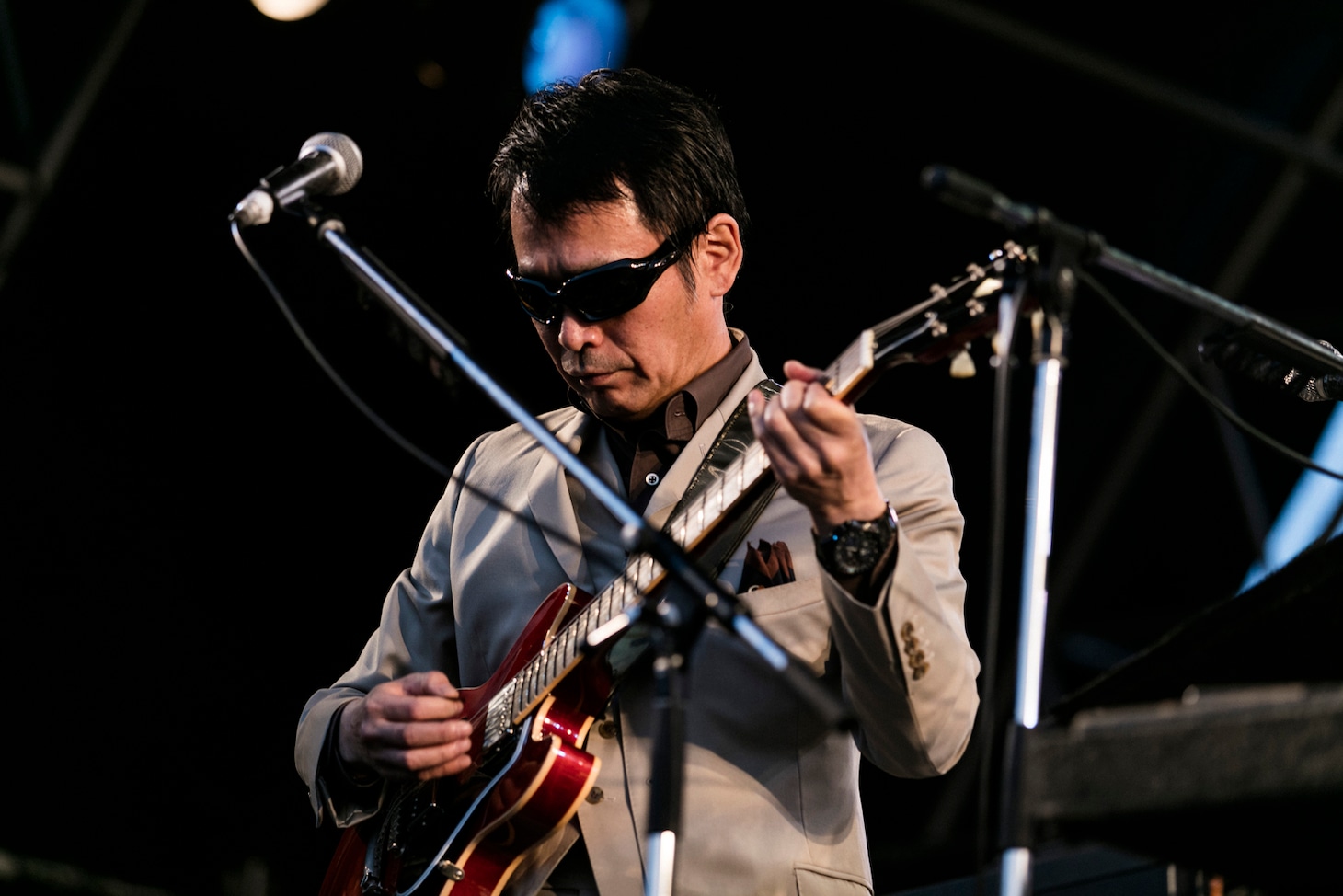 クレイジーケンバンドの新宮虎児（G, Key）。