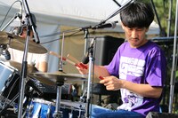 グッドラックヘイワの伊藤大地 （Dr, 口笛）。