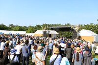 グッドラックヘイワのライブの様子。