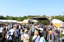 グッドラックヘイワのライブの様子。