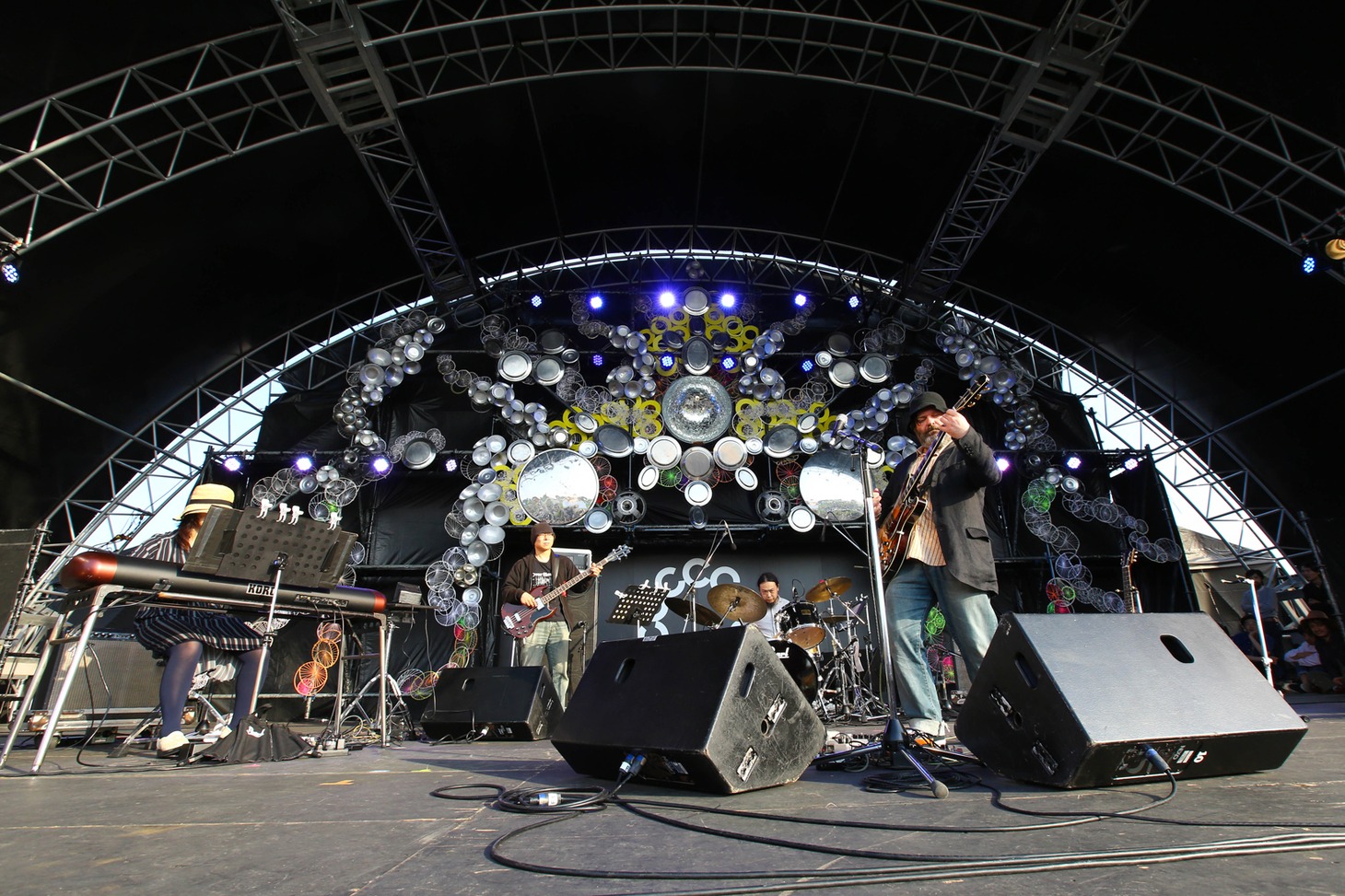 ジム・オルークのライブの様子。