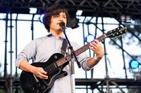 LITTLE CREATURESのライブ時の青柳拓次（G, Vo）。