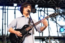 LITTLE CREATURESのライブ時の青柳拓次（G, Vo）。