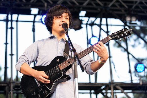 LITTLE CREATURESのライブ時の青柳拓次（G, Vo）。