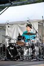 LITTLE CREATURESの栗原務（Dr）。