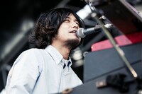 SPECIAL OTHERSの芹澤“REMI”優真（Key）。