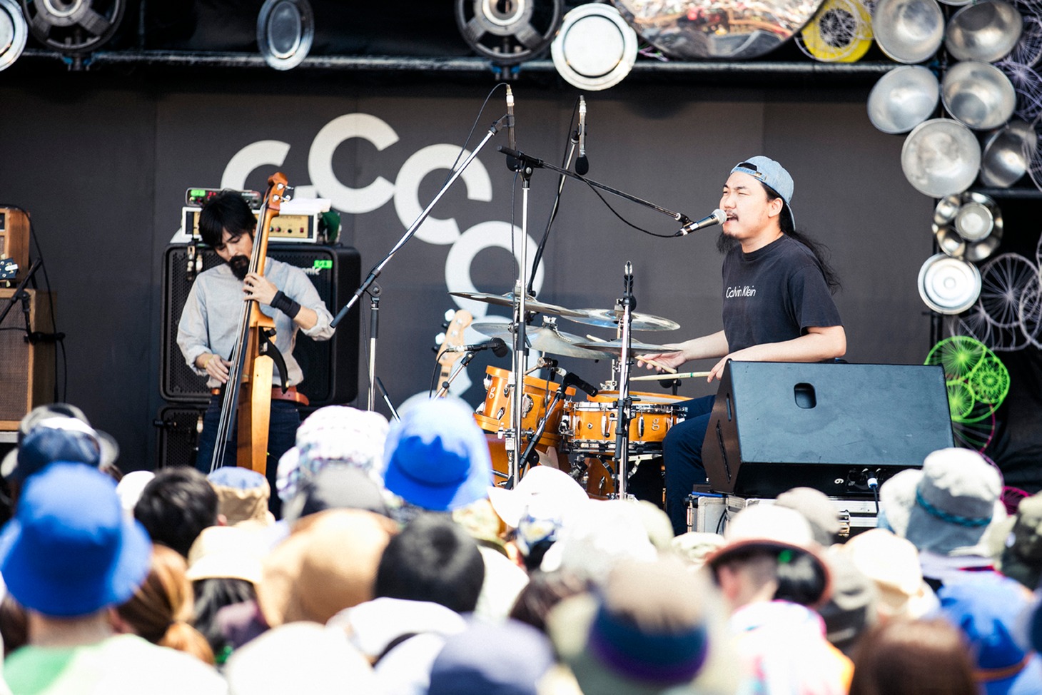 SPECIAL OTHERSのライブの様子。左から又吉 "SEGUN" 優也（B）、宮原 "TOYIN" 良太（Dr）。