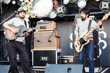SPECIAL OTHERSのライブの様子。左から柳下 "DAYO" 武史（G）、又吉 "SEGUN" 優也（B）。
