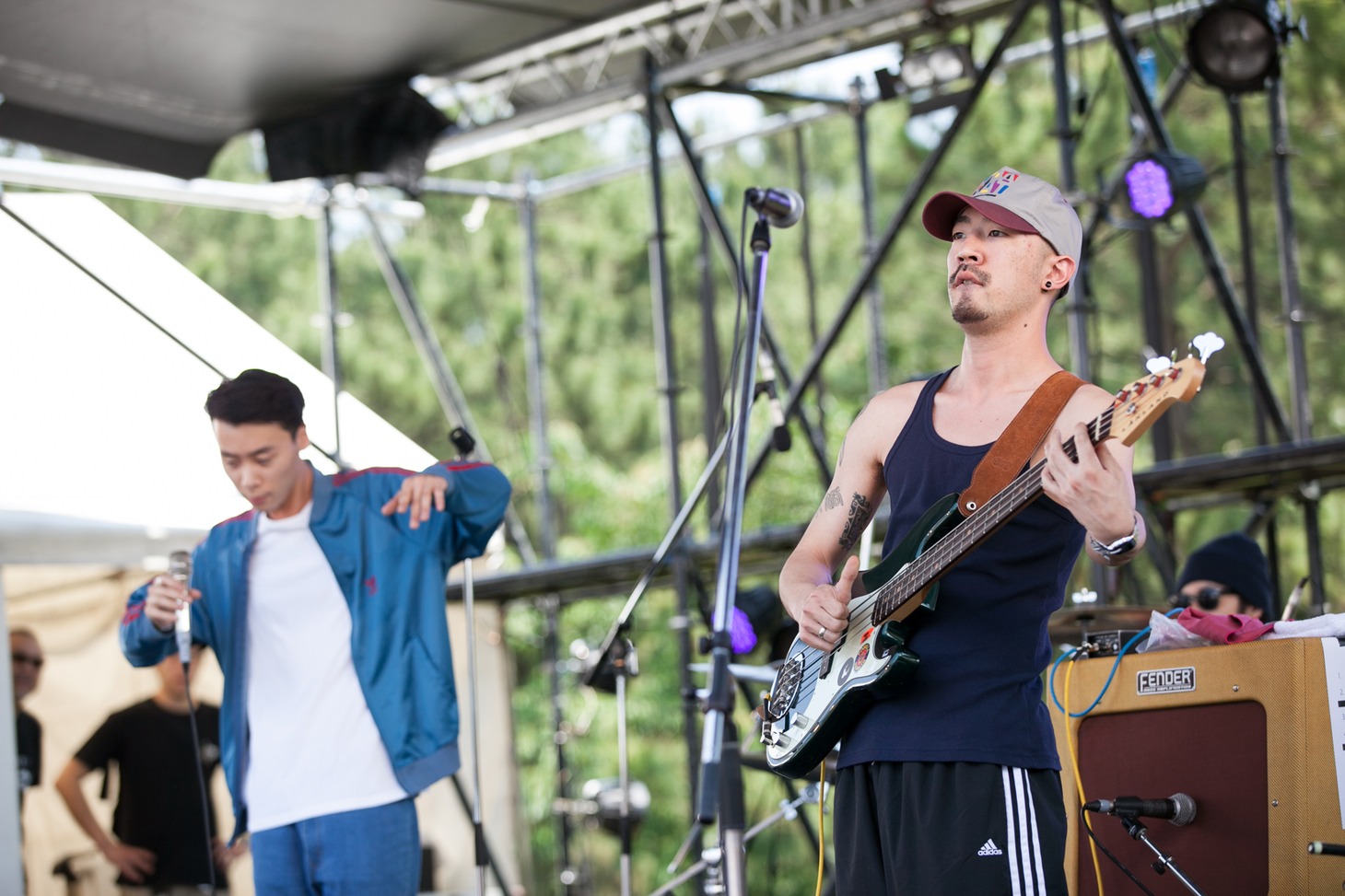 Suchmosのライブの様子。奥がYONCE（Vo）、手前がHSU（B）。