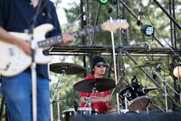 Suchmosのライブの様子。手前がTAIKING（G）、奥がOK（Dr）。