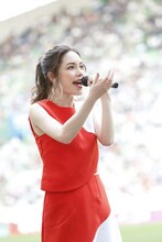 明治安田生命J1リーグ 1stステージ 第13節「ヴィッセル神戸 vs 横浜F・マリノス」のハーフタイムに歌唱する安田レイ。（写真提供：SME Records）