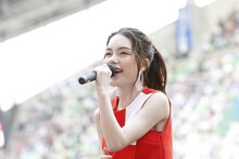 明治安田生命J1リーグ 1stステージ 第13節「ヴィッセル神戸 vs 横浜F・マリノス」のハーフタイムに歌唱する安田レイ。（写真提供：SME Records）