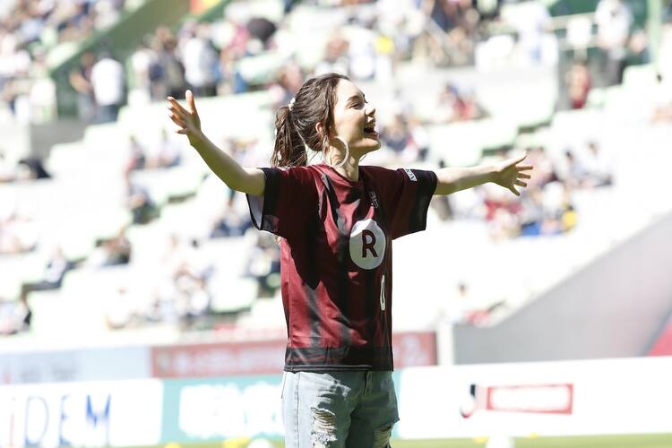 安田レイ ヴィッセル神戸戦で選手にエール 音楽ナタリー