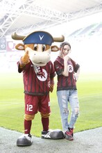 ヴィッセル神戸のマスコットキャラクター・モーヴィと安田レイ。（写真提供：SME Records）