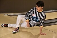 投球失敗を奇抜なポーズでごまかそうとするユースケ（超特急）。