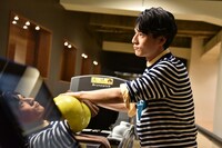 収録に臨むユースケ（超特急）。