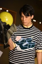 収録に臨むユースケ（超特急）。