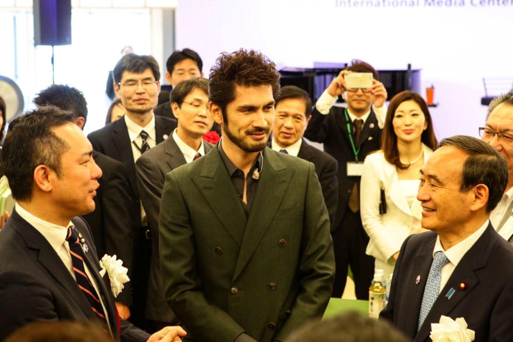 平井堅（中央）と菅義偉官房長官（右）。（写真提供：アリオラジャパン）
