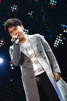 熱唱する斎藤司。（撮影：M.キセキ）