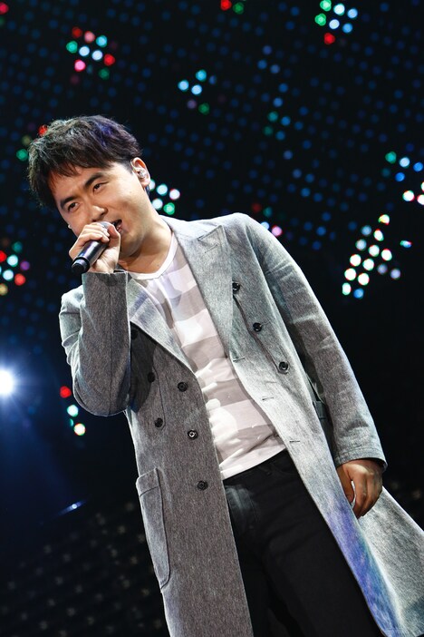 熱唱する斎藤司。