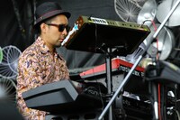 EGO-WRAPPIN' AND THE GOSSIP OF JAXXのハタヤテツヤ（Key）。