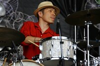 EGO-WRAPPIN' AND THE GOSSIP OF JAXXの末房央（Dr）。