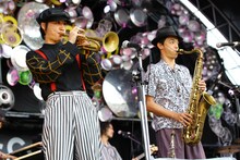 手前からEGO-WRAPPIN' AND THE GOSSIP OF JAXXの川崎太一郎（Tp）、武嶋聡（Sax）。