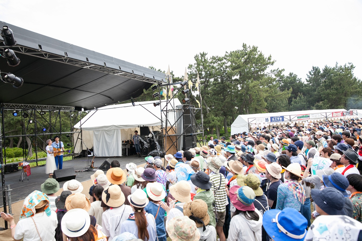 ハンバート ハンバートのライブの様子。