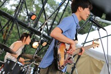 キセルの辻村友晴（B, Vo / 手前）と、サポートドラマーの北山ゆう子（lake / 奥）。