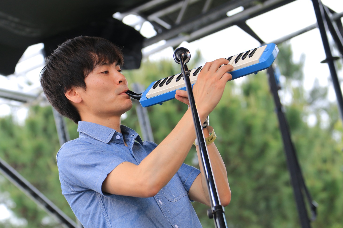 キセルの辻村友晴（B, Vo）。