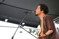 キセルの辻村豪文（G, Vo）。