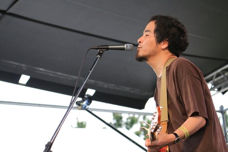 キセルの辻村豪文（G, Vo）。