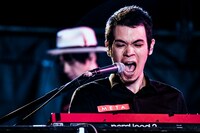 METAFIVEのLEO今井（手前）と小山田圭吾（奥）。