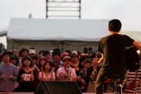 向井秀徳アコースティック＆エレクトリックのライブの様子。