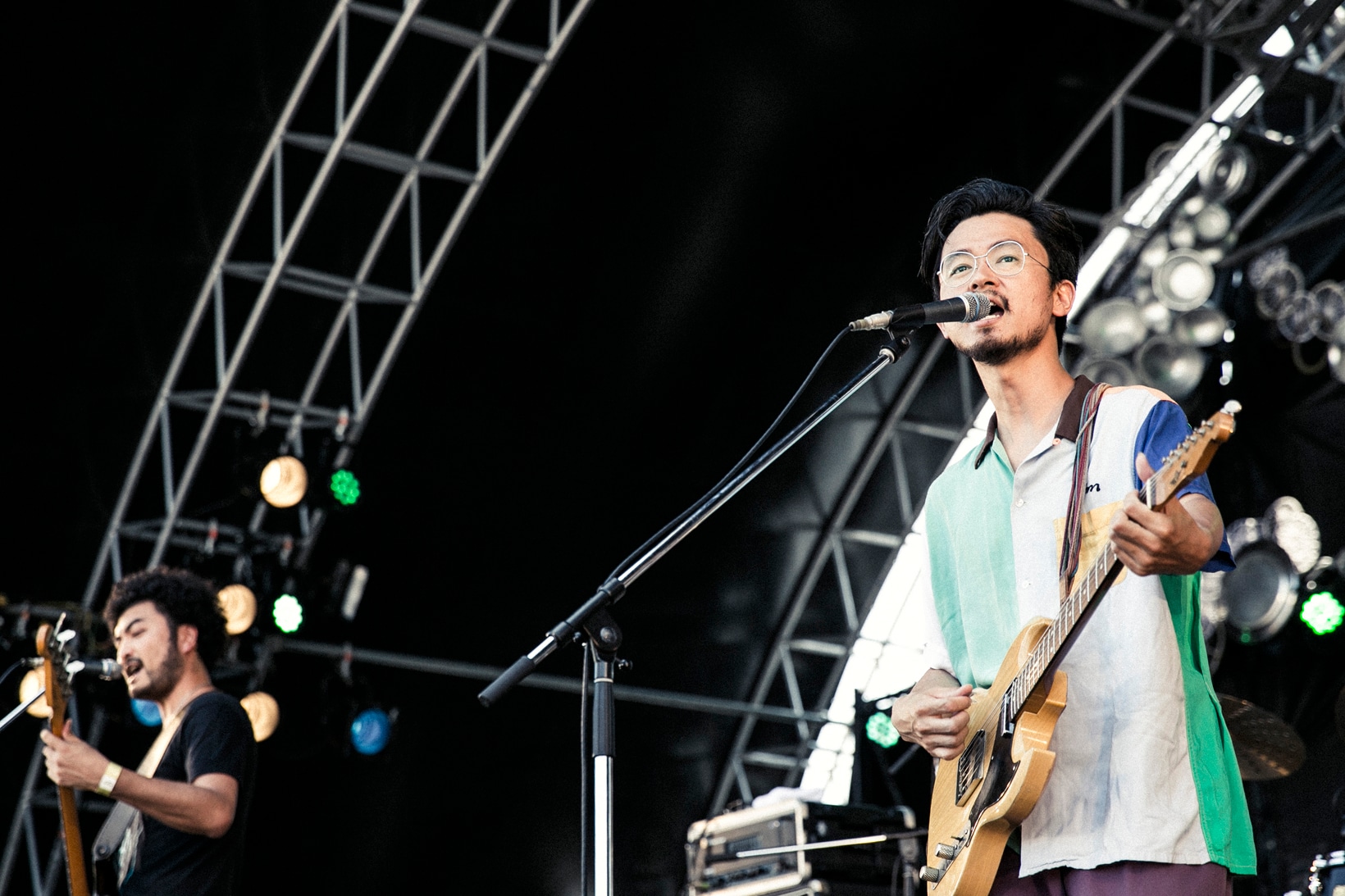 ペトロールズのライブの様子。手前から長岡亮介（Vo, G）、三浦淳悟（B