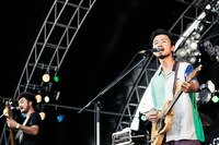 ペトロールズのライブの様子。手前から長岡亮介（Vo, G）、三浦淳悟（B）。