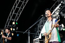 ペトロールズのライブの様子。手前から長岡亮介（Vo, G）、三浦淳悟（B）。