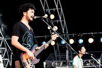 ペトロールズのライブの様子。手前から三浦淳悟（B）、長岡亮介（Vo, G）。