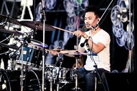 ペトロールズの河村俊秀（Dr）。