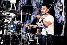 ペトロールズの河村俊秀（Dr）。