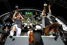 SOIL & "PIMP" SESSIONSのライブの様子。左から元晴（Sax）、タブゾンビ（Tp）。