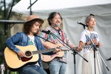 高田漣（手前）と、ゲスト参加したうえやまとち、佐野遊穂（ハンバート ハンバート）。