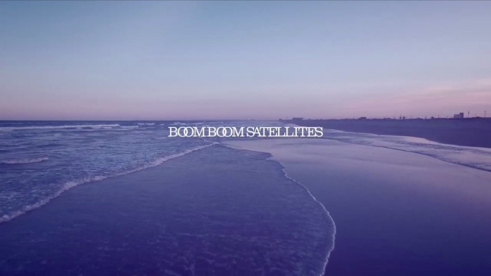 BOOM BOOM SATELLITES「LAY YOUR HANDS ON ME」ミュージックビデオのワンシーン。
