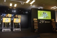 必死に走る鬼龍院翔と歌広場淳。