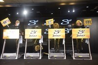 ランニングマシンで走りながら「ストライド ゴールデンシトラス」をアピールするゴールデンボンバー。