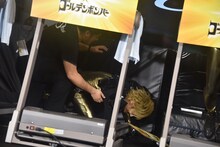 ランニングマシンのスピードに追いつけず転げ落ちた喜矢武豊。