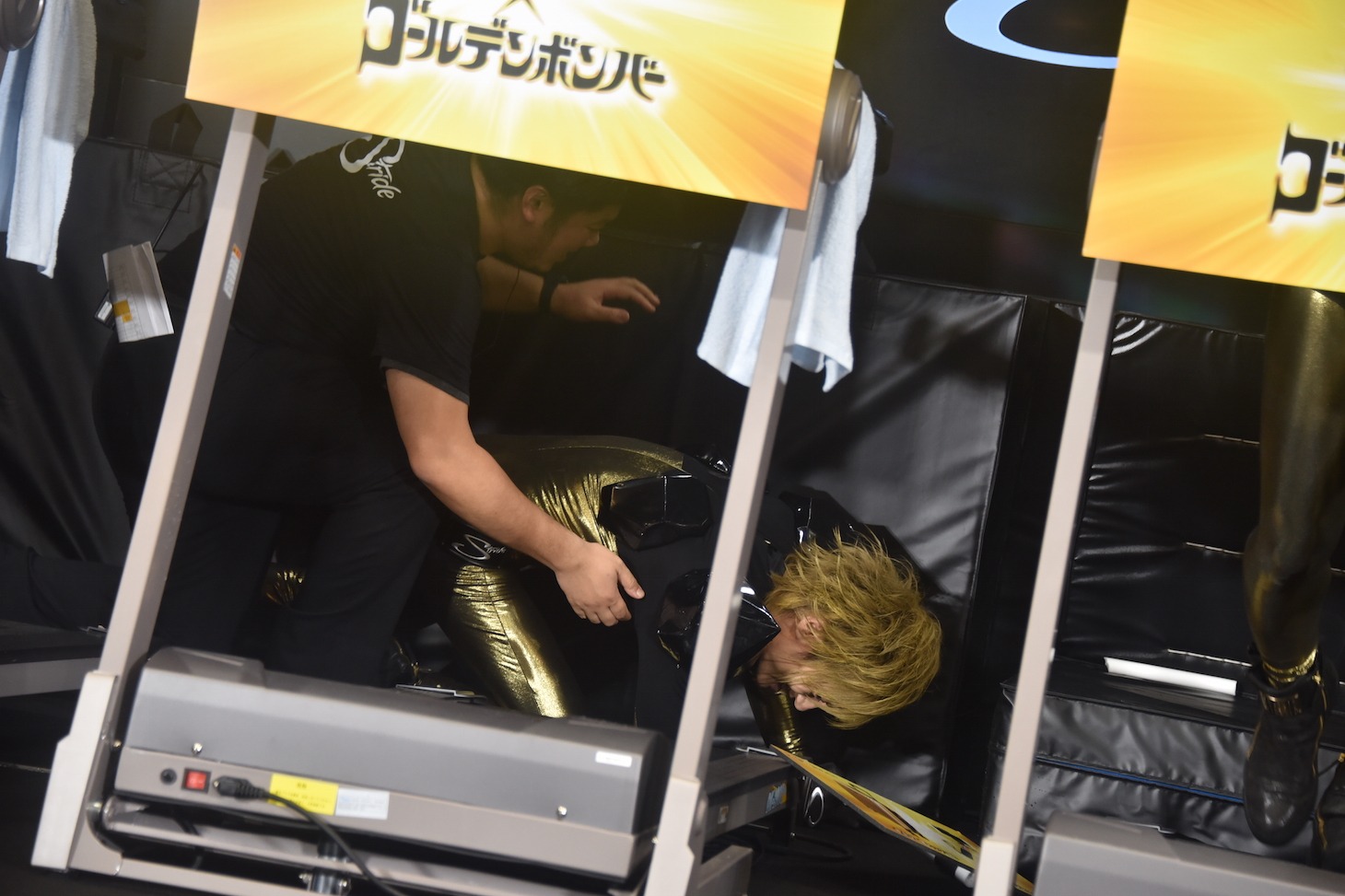 ランニングマシンのスピードに追いつけず転げ落ちた喜矢武豊。