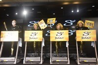 ランニングマシンで走りながら「ストライド ゴールデンシトラス」をアピールするゴールデンボンバー。